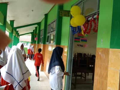 menghias-kelas-5