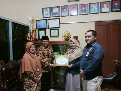 Penyerahan piagam penghargaan dari KPPN sebagi satker terbaik pengelola DIPA