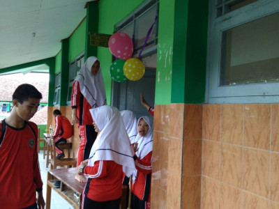 menghias-kelas-2